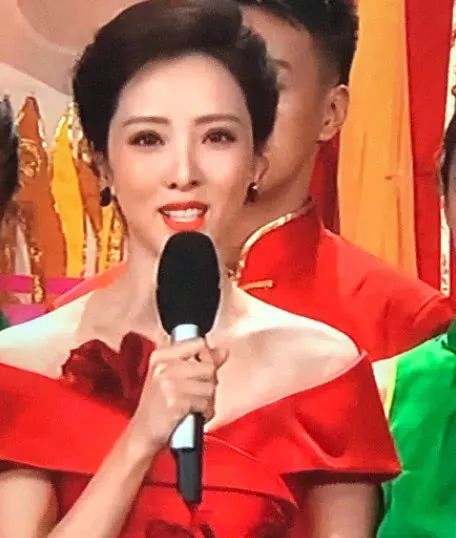 李思思春晚同款口红是什么,2019春晚李思思的口红