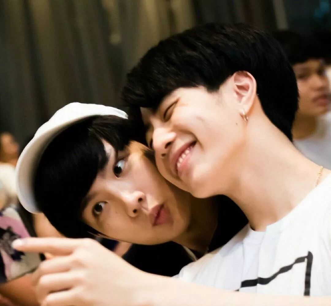 kris涓枃鍙戣█,kris绗竴娆¤繘鍩庡崠涓滆タ