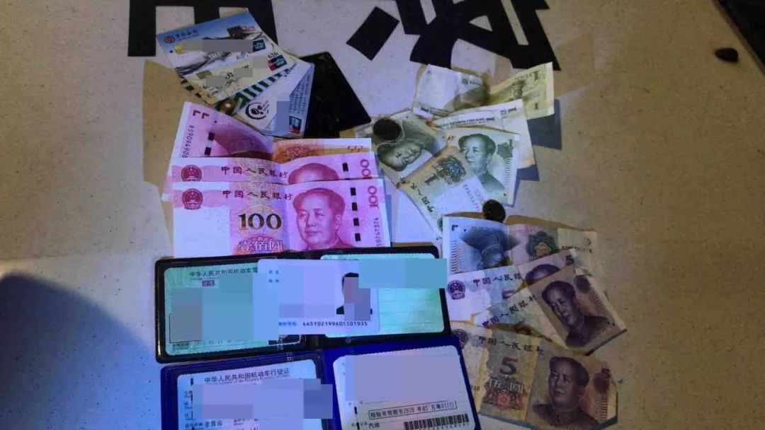 寒夜救助走失少年民警温暖回家路,平安守护风雪救援助迷路老人归家