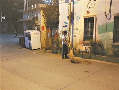 他陪着爸爸和妈妈春节一起去扫马路