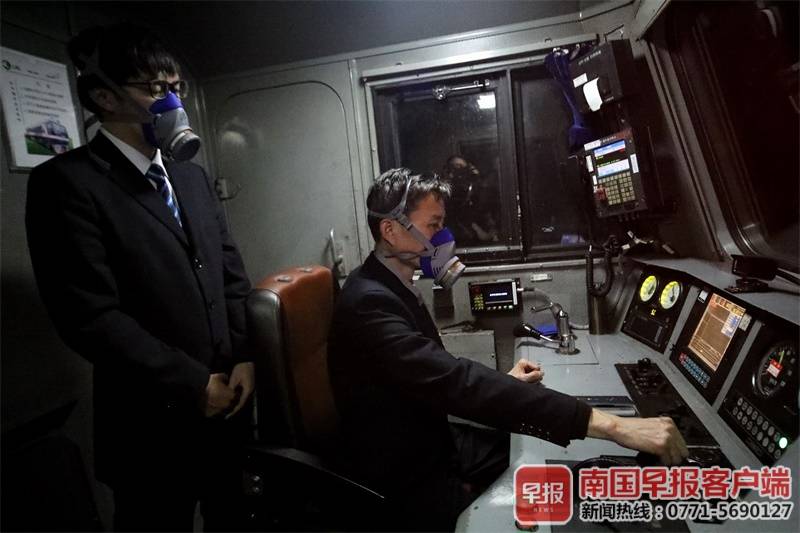 身居大山深处,戴着面具工作,焦柳铁路上有一群“推火车”的人