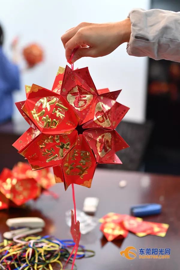 用利是封做灯笼教程简单,用利是封做手工灯笼教程