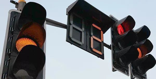 怎样算闯红灯这三个图告诉你,闯红灯三张图