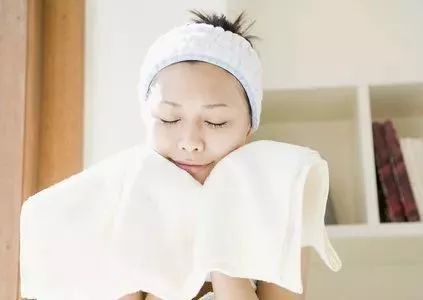 毛巾越用越硬是什么原因,为什么有的毛巾那么厚但擦脸硬