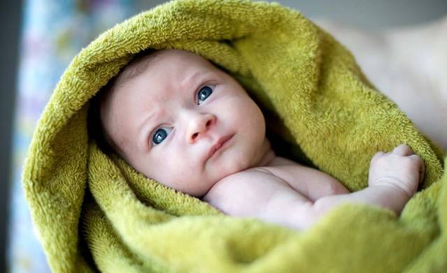 宝宝尿黄就是上火了,尿黄是什么原因引起的上火