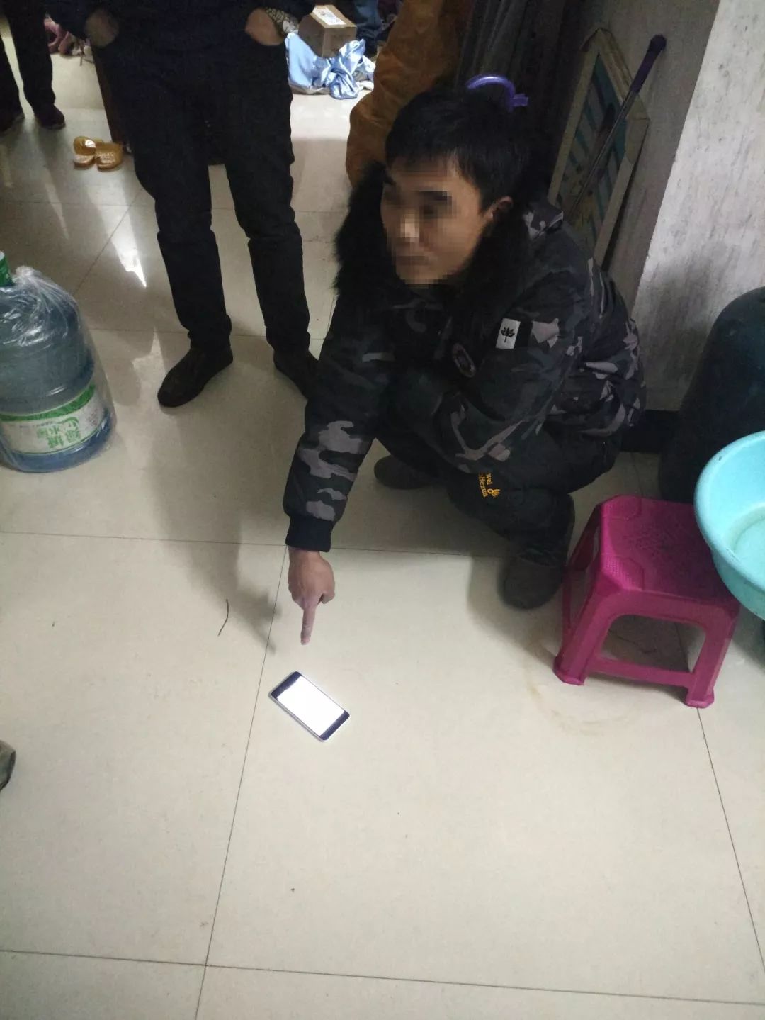 轮胎藏现金骗局 (轮胎里藏现金骗局)