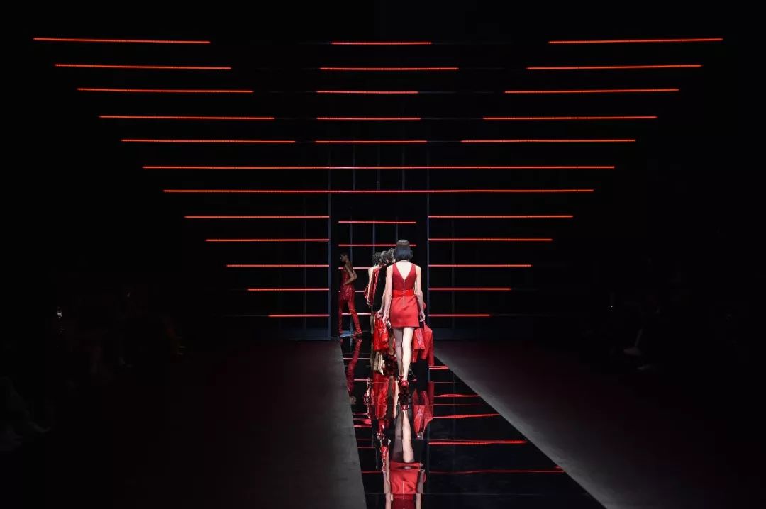 看完这场EmporioArmani，我终于感受到自由女性的魅力