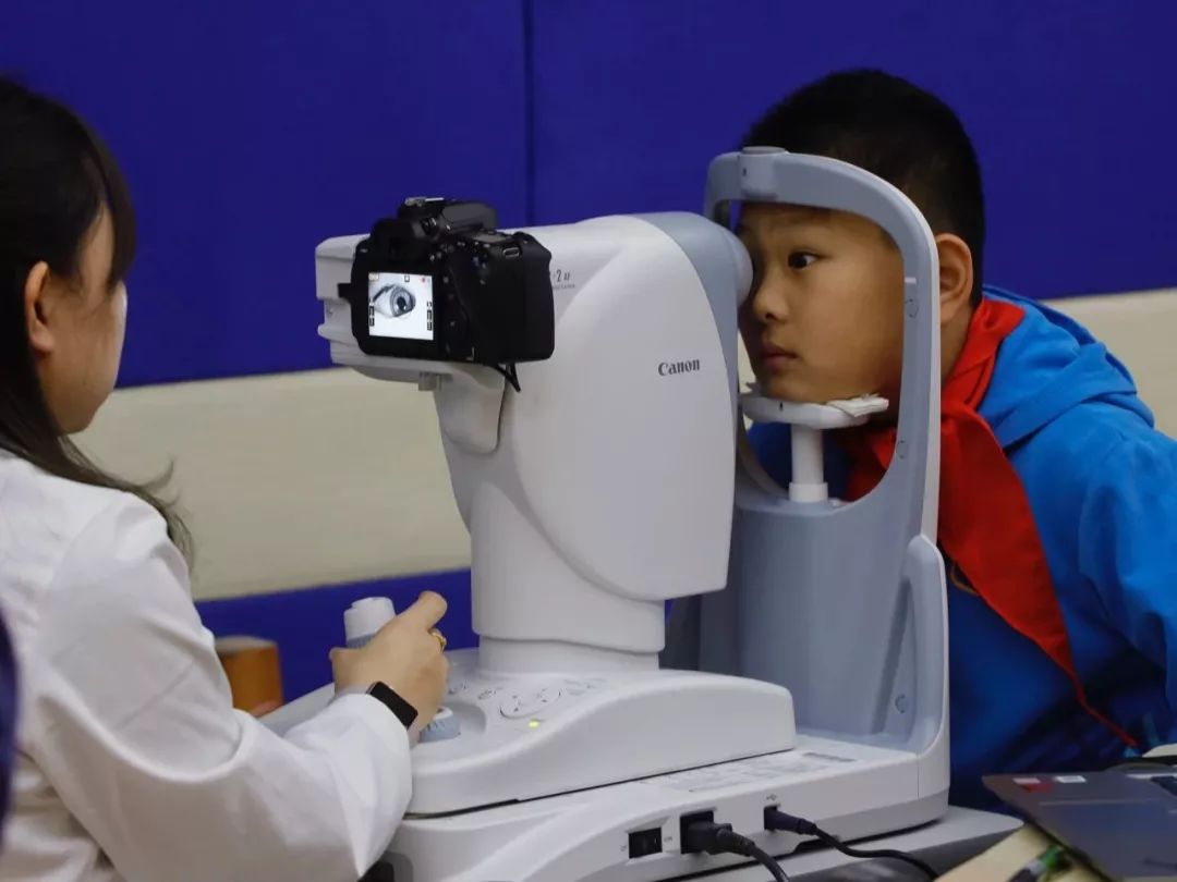 近视不用戴眼镜怎么矫正,轻微近视最好要不要戴眼镜