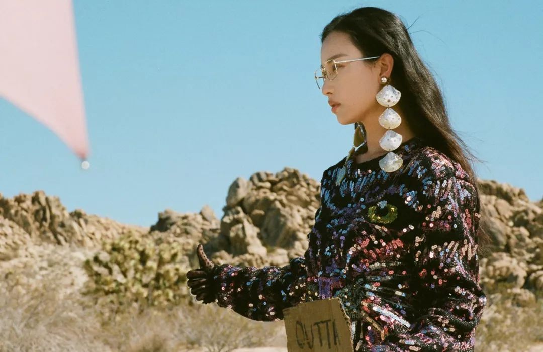 编辑实测：带大耳环耳朵疼不疼？