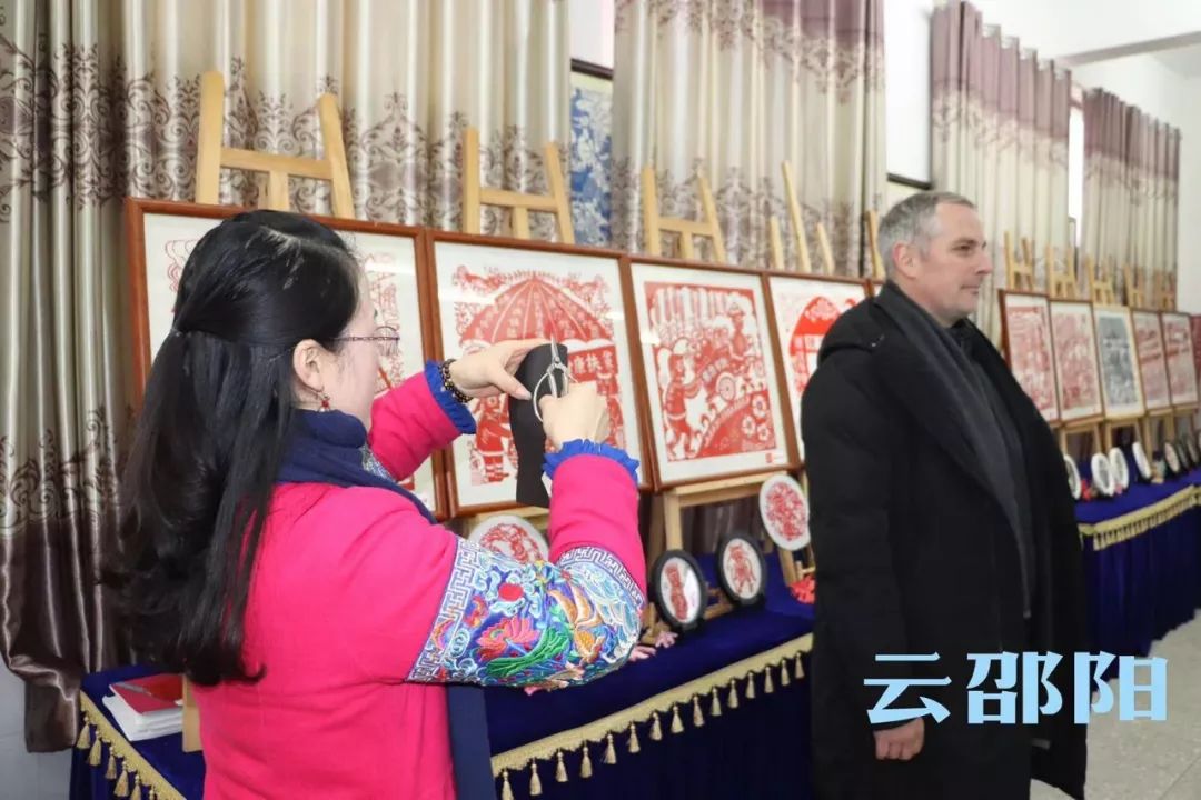 剪纸传承人技艺高超,新邵剪纸非遗传承人