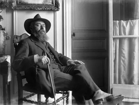 三月，与女友流连深色槿科植物边，你会欢颜