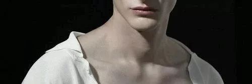 三月，与女友流连深色槿科植物边，你会欢颜