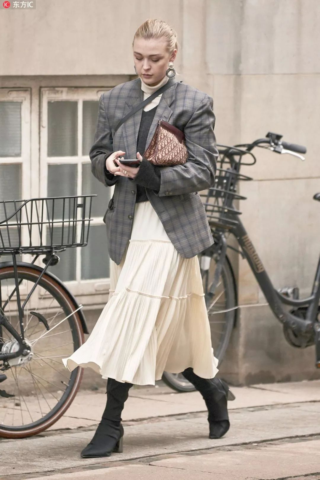 长百褶裙配黑色西装,百褶裙配西装领马甲