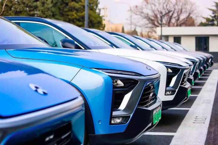 何小鹏回应余承东质疑,何小鹏吐槽电动车企过度营销