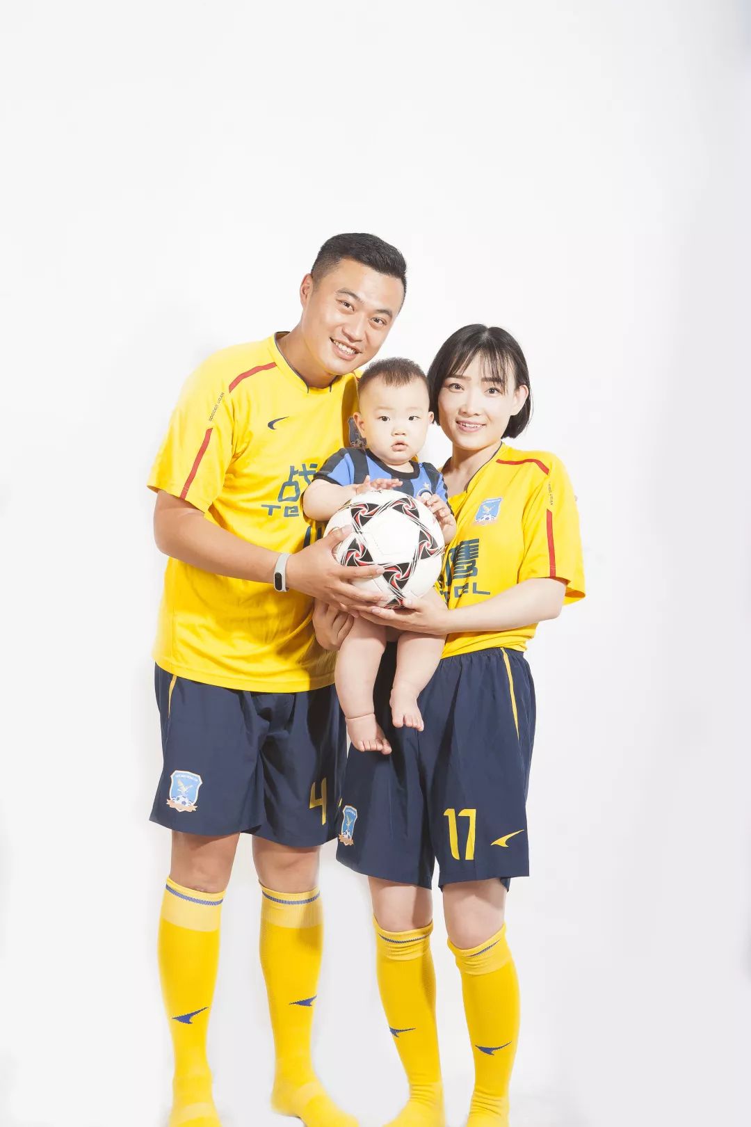 身影或许略显蹒跚，心中仍是追风少年——“烟台农商银行”最靓足球拍档展示就等你了！