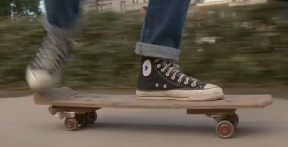 不要跟穿白裤子的人在一起,不要跟穿白色裤子的人交往