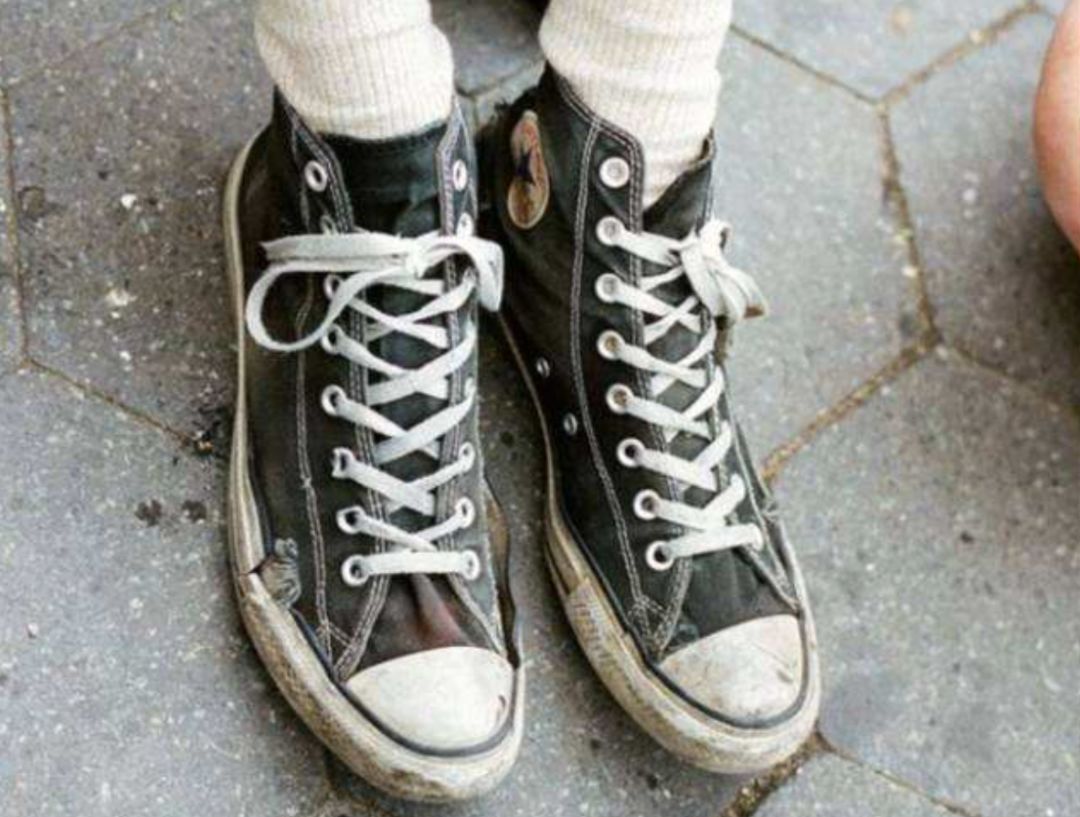 不要跟穿白裤子的人在一起,不要跟穿白色裤子的人交往