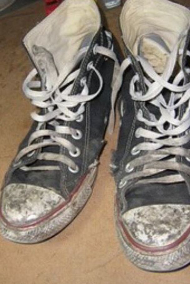 不要跟穿白衣服的人独处,不要跟穿白裤子的人在一起