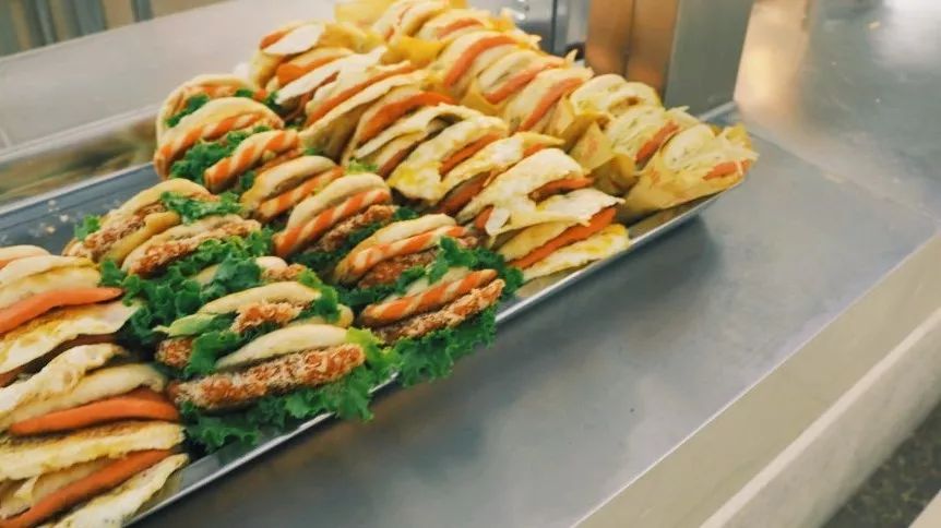 叫醒你的不是梦想是早餐,叫醒你的不是闹钟是鸟叫声