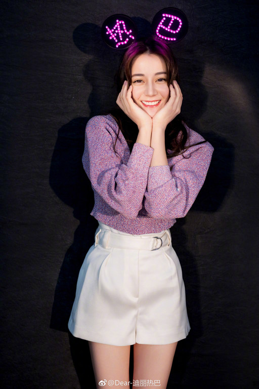 迪丽热巴超短露脐运动装,迪丽热巴穿不穿鞋踢足球