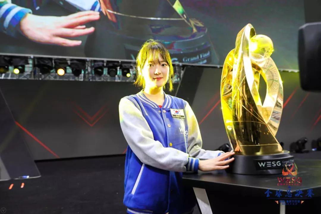 疾跑的电竞，急切的巨头