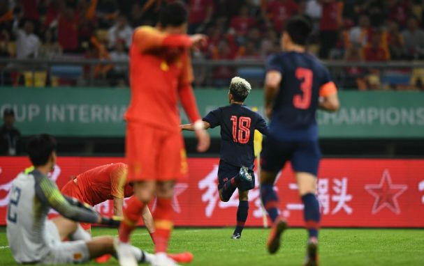 国足对战泰足颜骏凌扑头球,国足0:3泰国阵容名单