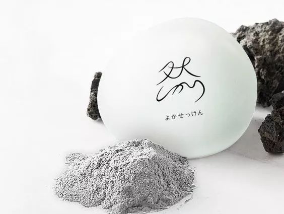 用了几年的火山泥一洗白,用火山泥洗澡