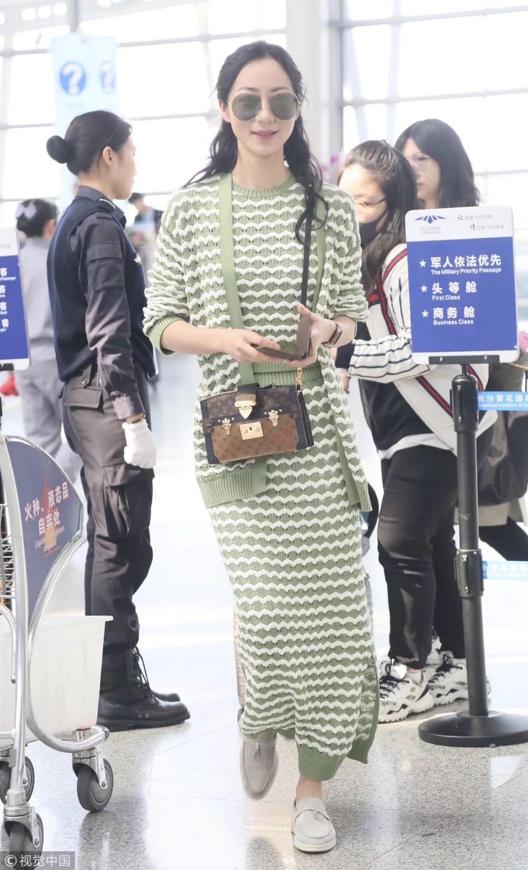 机场街拍谁赢?懂旧衣新穿的才是时髦精