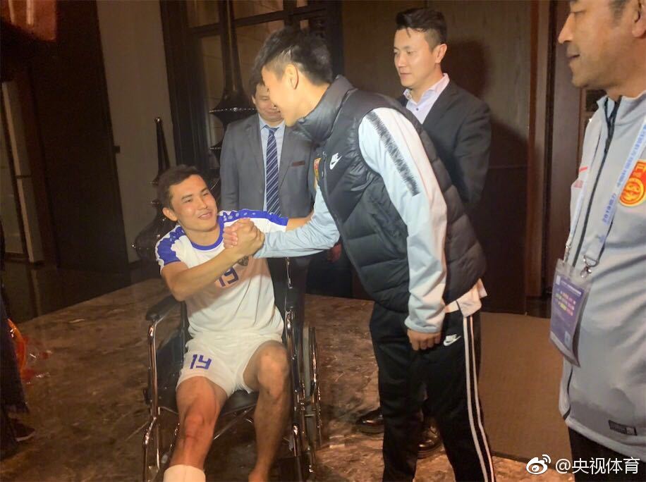 国足韦世豪为什么踢自家球门,国足韦世豪事件