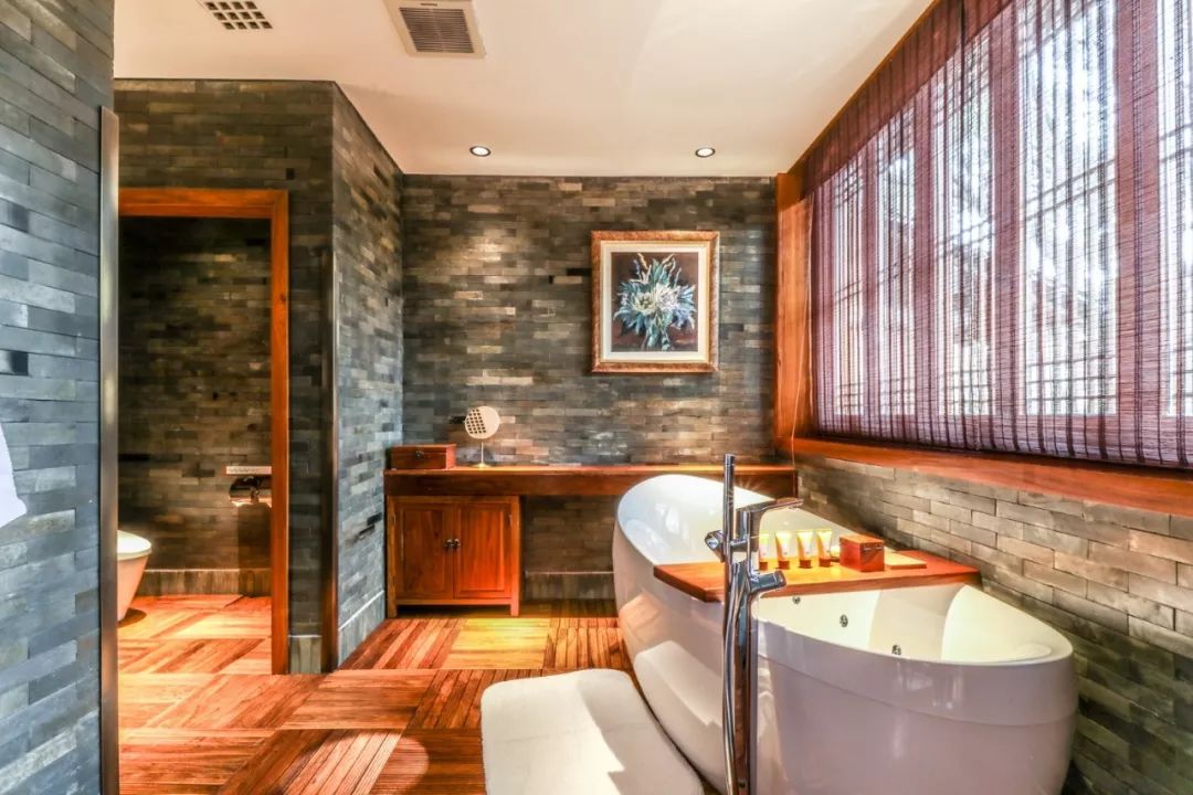 摇船前往酒店，睡在百花深处|杭州最仙儿的打开方式叫紫萱！