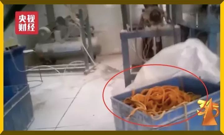 男友联系前任女子吃5包辣条,男友和女友吃辣条