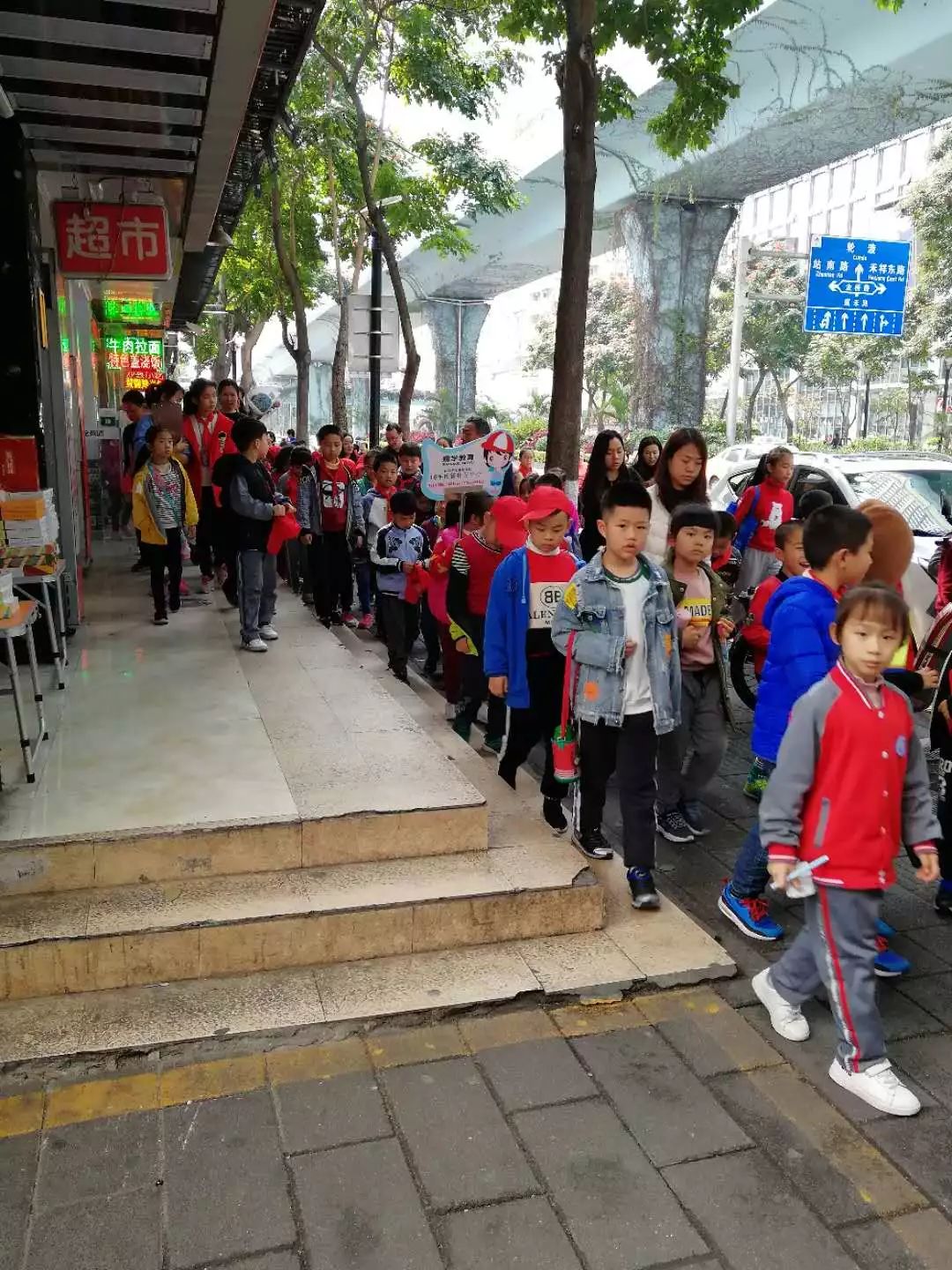 学生上校外午托班处理办法,午托班居民楼管理混乱