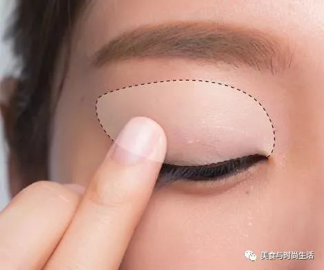 温柔又元气的杏粉色妆容,粉色系光泽感妆容