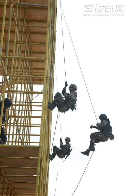 美称要让中国恐惧中方回应,美称将在台海海空通行中方警告