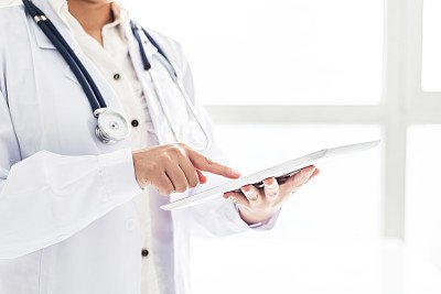 突然头晕是怎么回事不是低血糖,突然眩晕呕吐出虚汗是什么病