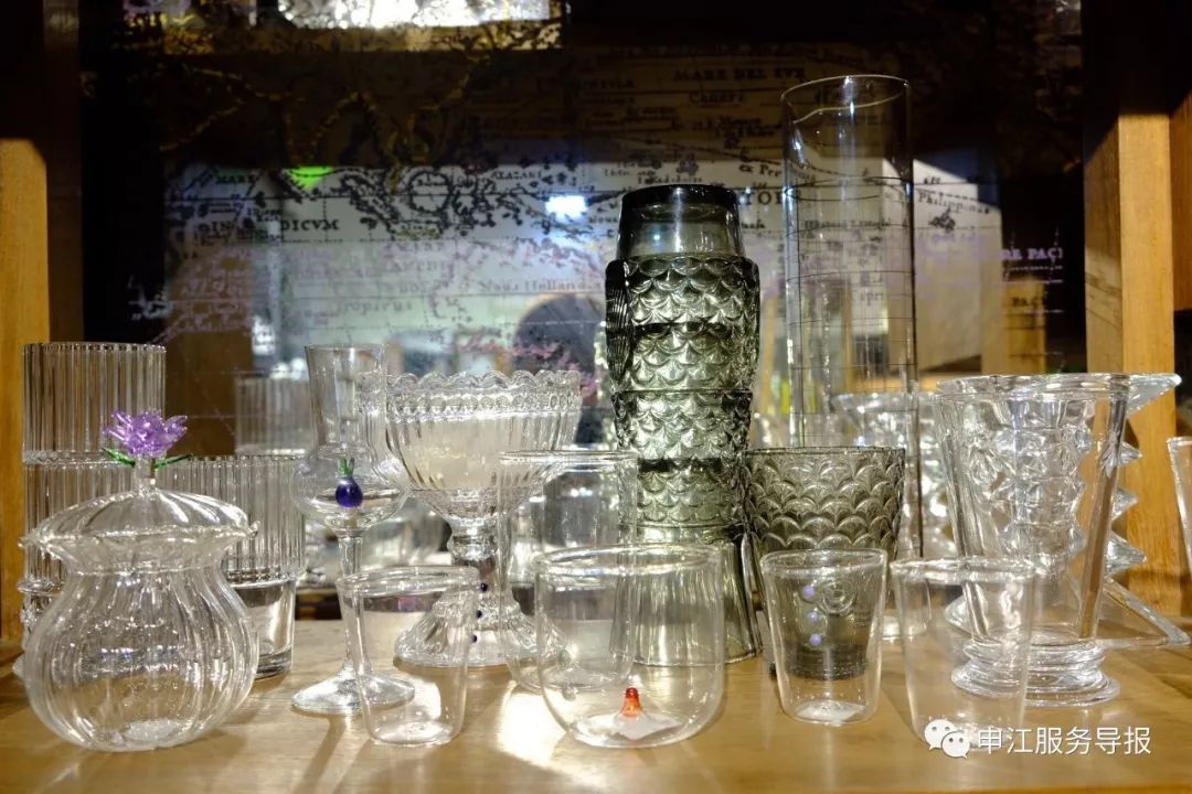 非常隐蔽的秘密基地藏在地板下,神秘的仓库到底隐藏着什么秘密