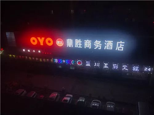 晃“瞎眼”！长春开工胡同商铺牌匾太亮，网友称影响晚上休息，你怎么看？