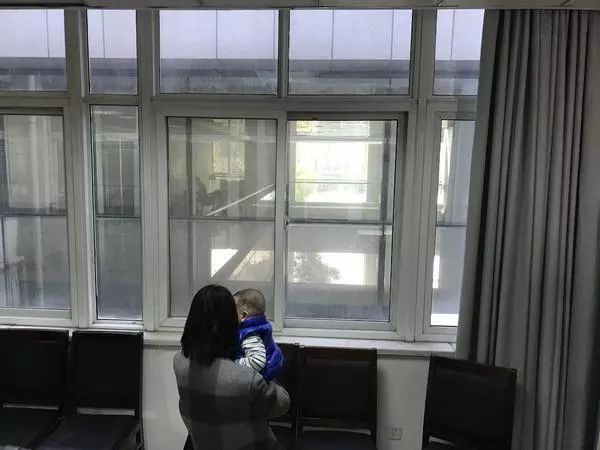 4人生了娃，2人怀胎待产…这个“猪头三”，凭什么连骗19名女子