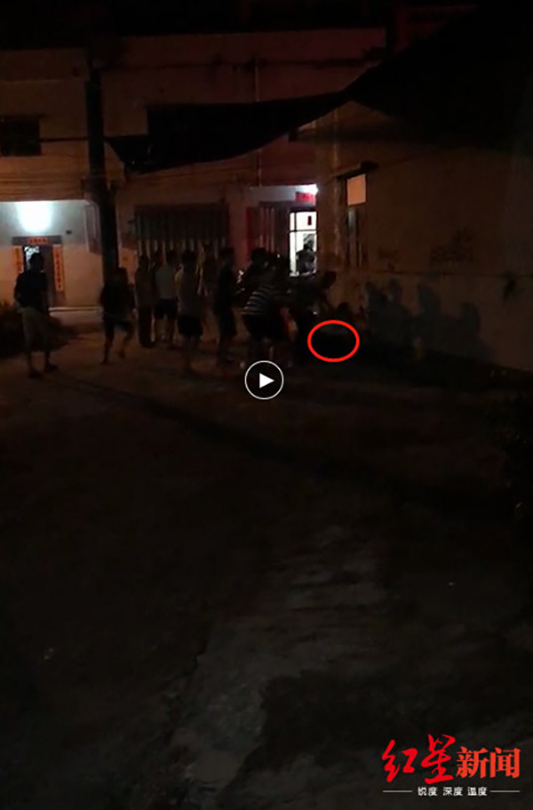 男子遭20多人围殴,男子遭围殴捅伤5人后续