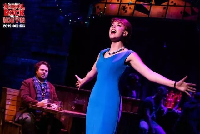 百老汇是舞台剧还是音乐剧,百老汇摇滚音乐剧近乎正常