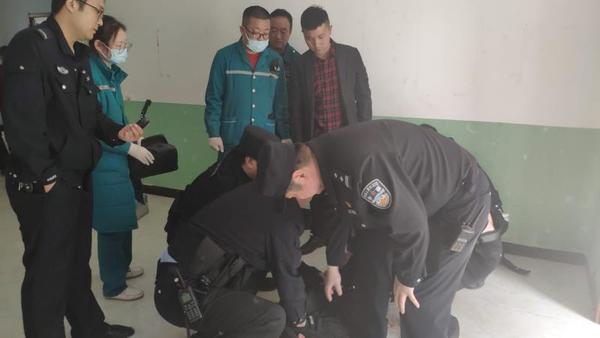 广州一男子醉酒咬断手指,一男子酒后与出租司机争执