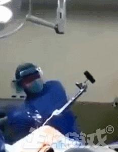 正经GIF囧图:女人不要和男人比骚,地铁上的泳装让人把持不住