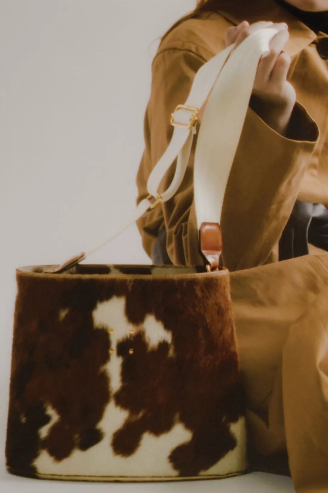 豹纹OUT，下一个C位印花轮到奶牛纹上场！