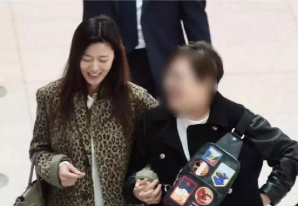 39岁全智贤又凭素颜上热搜？这么多年她怎么就不显老！