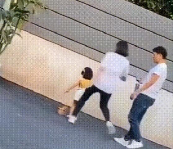 踢童模被妈妈踢,3岁童模被踢