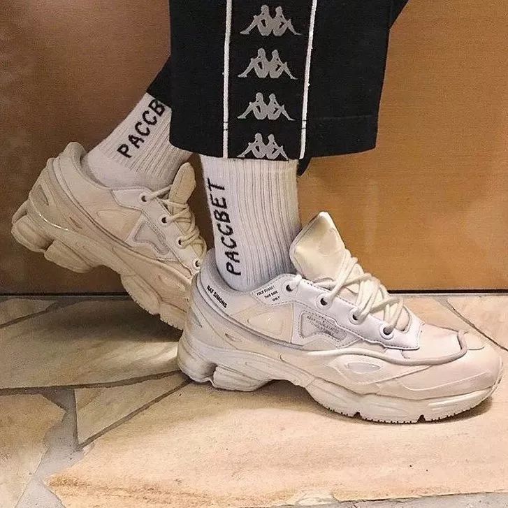 为什么同一款鞋子售价不一样,为什么同一款鞋子有那么多款式