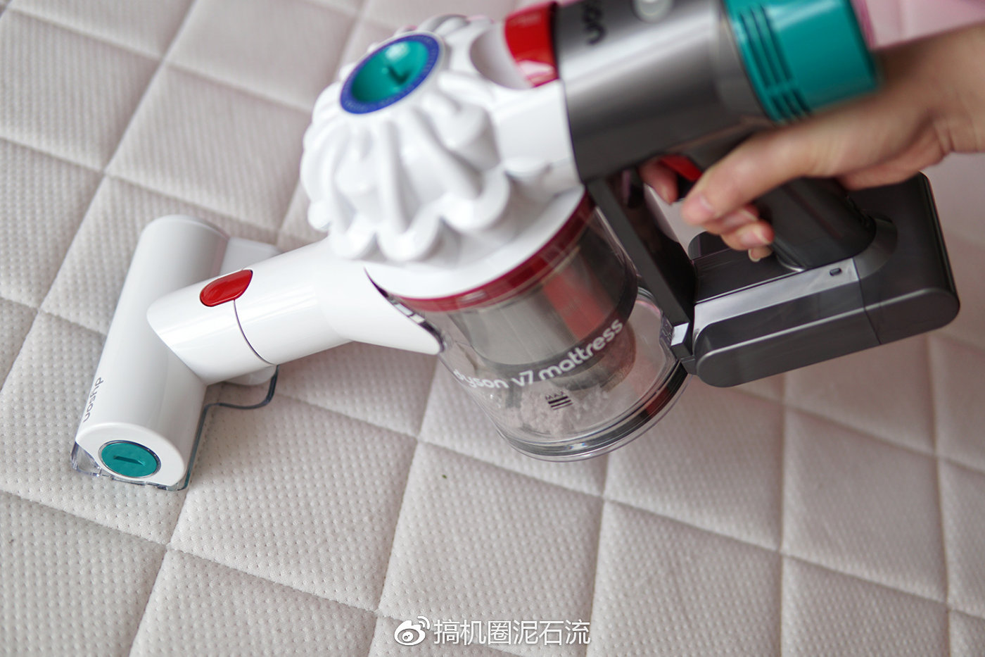 戴森除螨仪手持吸尘器评测,戴森吸螨仪v7清洗视频