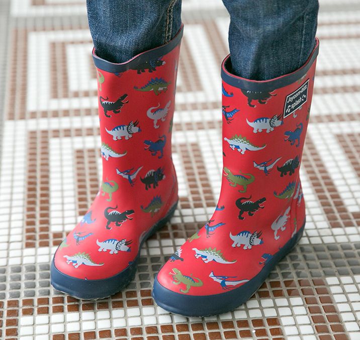 给孩子选雨衣有什么要求,雨衣雨鞋给孩子备好