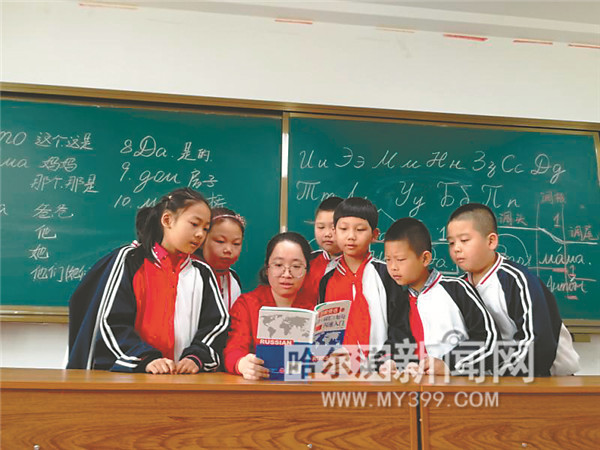 这所小学的俄语班很抢手，以后要成“主课”