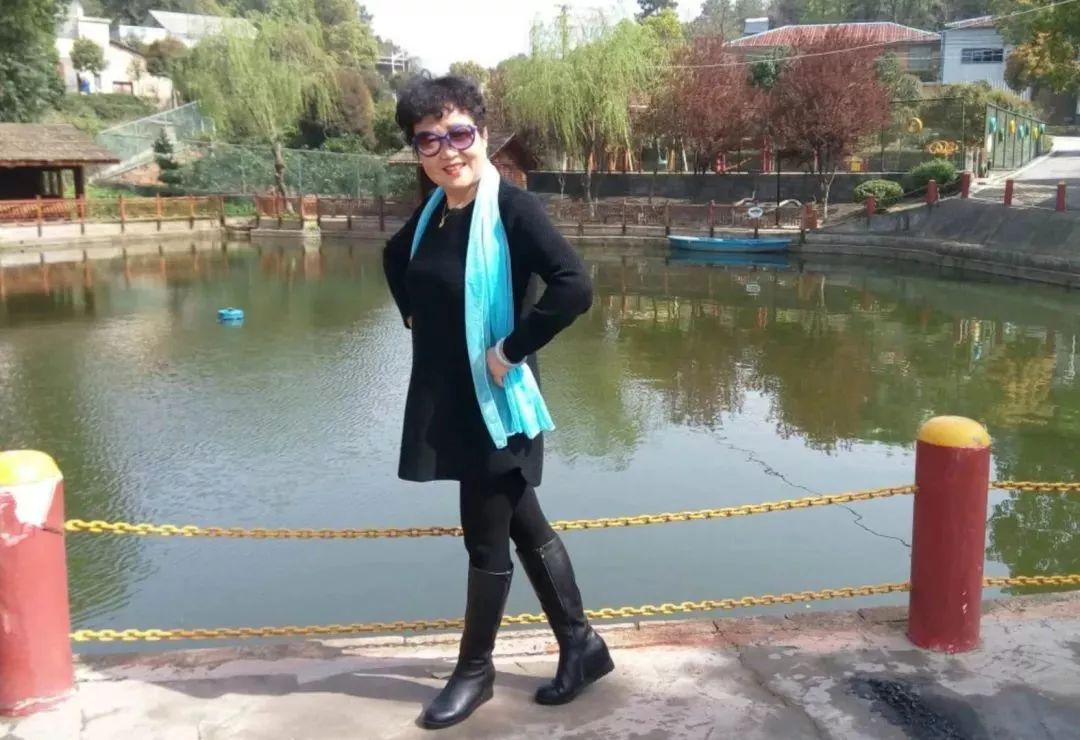 喜煞了！中国大妈外出旅游标准动作合辑！一招大雁南飞炫翻天！